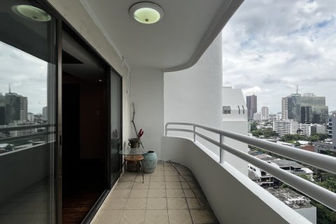 Condo in Khlong Toei, Bangkok, Thailand, 3 bedrooms № 201272 - photo 12