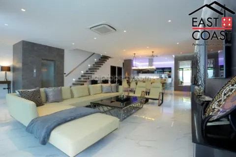 Casa de 6 dormitorios en Pattaya, Tailandia № 213644 - foto 3