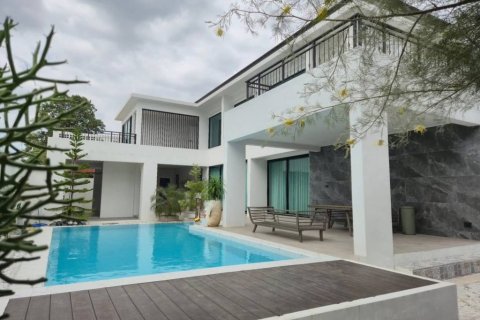 Villa in Pattaya, Thailand 4 bedrooms № 152340 - photo 1