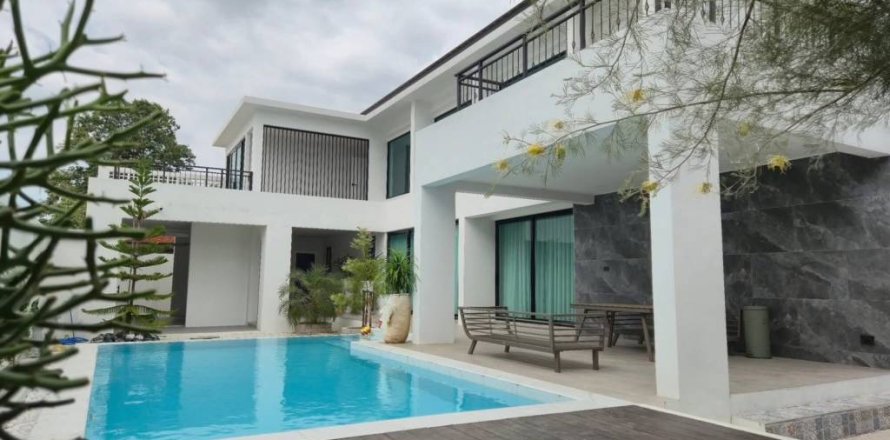 Villa in Pattaya, Thailand 4 bedrooms № 152340