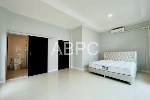 Adosado de 4 dormitorios en Pattaya, Tailandia № 211810 - foto 3