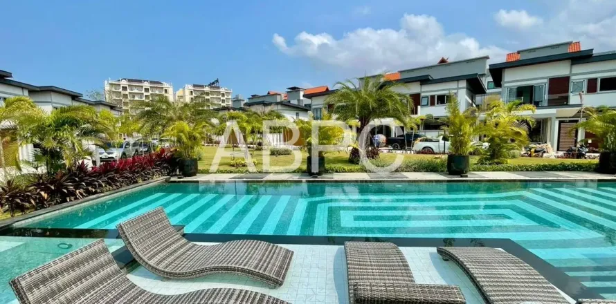 Adosado de 4 dormitorios en Pattaya, Tailandia № 211810
