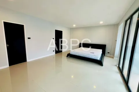 Adosado de 4 dormitorios en Pattaya, Tailandia № 211810 - foto 2