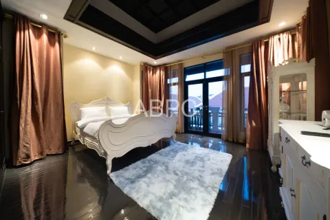 Casa de 4 dormitorios en Pattaya, Tailandia № 211806 - foto 11