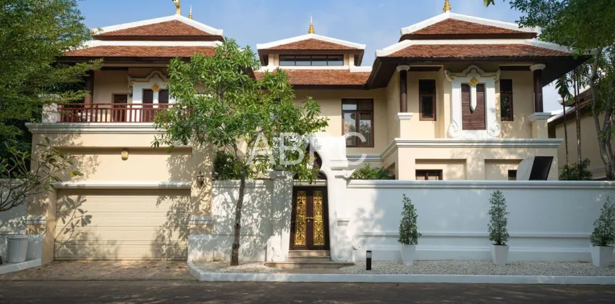 Casa de 4 dormitorios en Pattaya, Tailandia № 211806