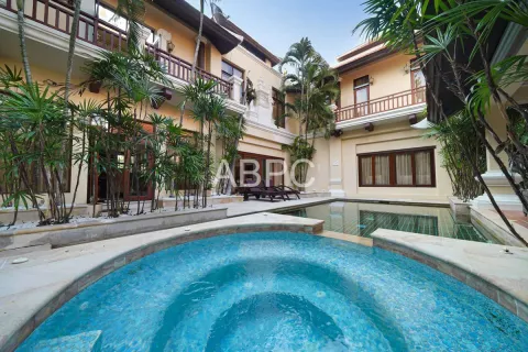 Casa de 4 dormitorios en Pattaya, Tailandia № 211806 - foto 2