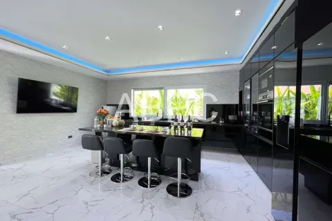 Casa de 4 dormitorios en Pattaya, Tailandia № 211811 - foto 13