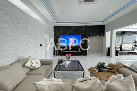 Casa de 4 dormitorios en Pattaya, Tailandia № 211811 - foto 12