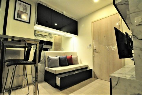 Studio dans le Condo à Huai Khwang, Bangkok, Thaïlande  № 156572