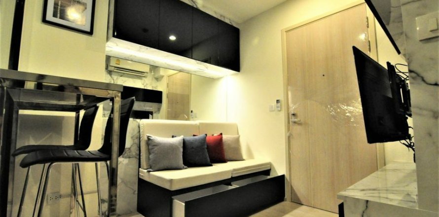 Studio dans le Condo à Huai Khwang, Bangkok, Thaïlande  № 156572