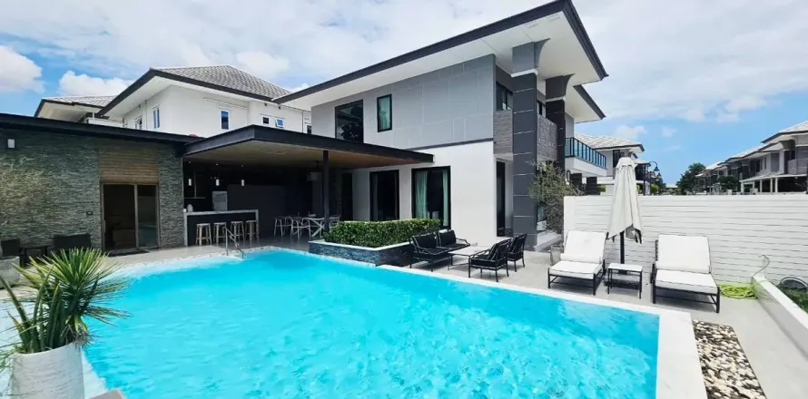 Casa de 4 dormitorios en Pattaya, Tailandia № 212243