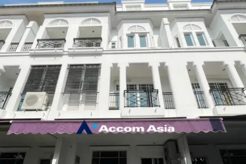 Adosado de 4 dormitorios en Phra Khanong, Bangkok, Tailandia № 215312