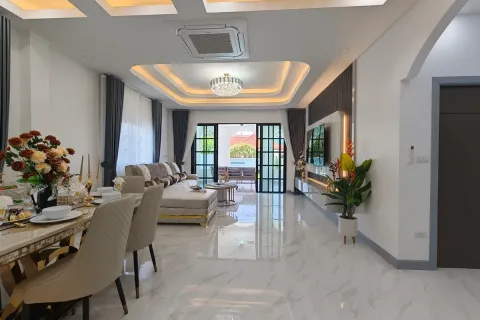 Casa de 4 dormitorios en Pattaya, Tailandia № 212327 - foto 14