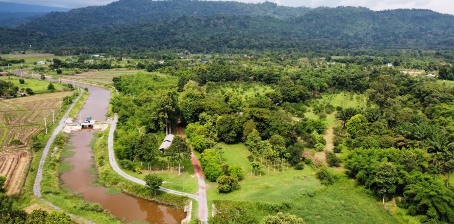 Terrain à Nakhon Nayok, Thaïlande 136000 m2 № 170746