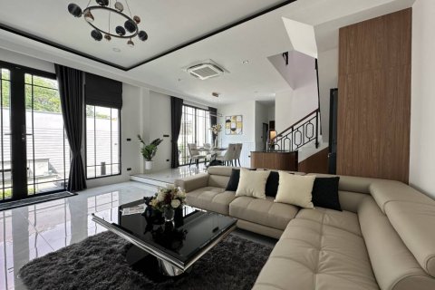 Таунхаус в Паттайе, Таиланд с 3 спальнями  № 114917 - фото 1