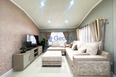 Casa de 4 dormitorios en Pattaya, Tailandia № 209374 - foto 9