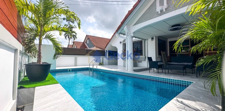 Casa de 4 dormitorios en Pattaya, Tailandia № 209374