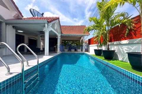 Casa de 4 dormitorios en Pattaya, Tailandia № 209374 - foto 2