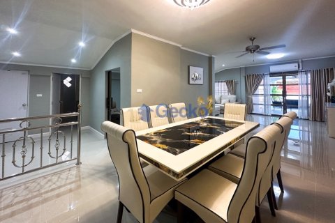 Casa de 4 dormitorios en Pattaya, Tailandia № 209374 - foto 12