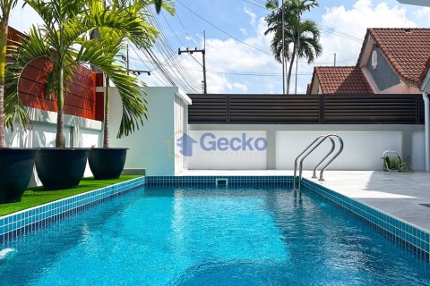 Casa de 4 dormitorios en Pattaya, Tailandia № 209374 - foto 3
