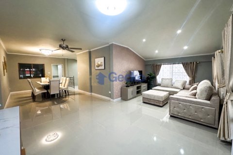 Casa de 4 dormitorios en Pattaya, Tailandia № 209374 - foto 8