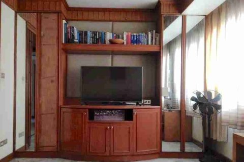 Condo in Bangkok, Thailand, 2 bedrooms № 183478 - photo 11