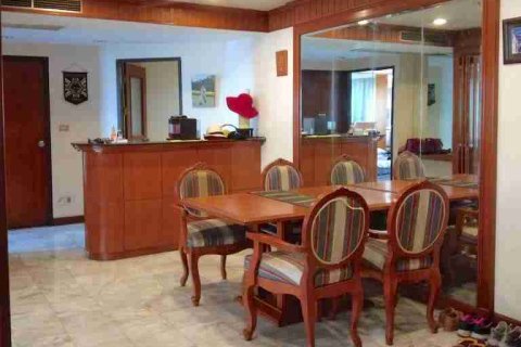 Condo in Bangkok, Thailand, 2 bedrooms № 183478 - photo 10