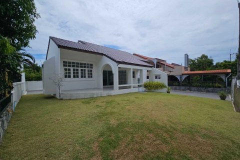 Villa in Pattaya, Thailand 3 bedrooms № 137750 - photo 1