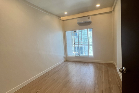Townhouse in Bangkok, Thailand 6 bedrooms № 190445