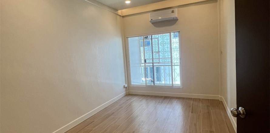 Townhouse in Bangkok, Thailand 6 bedrooms № 190445