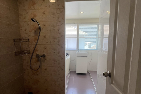 Townhouse in Bangkok, Thailand 6 bedrooms № 190445 - photo 2