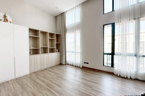 Townhouse in Bangkok, Thailand 6 bedrooms № 190447 - photo 2