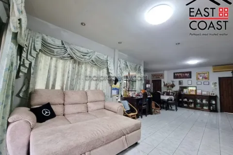 Casa de 4 dormitorios en Pattaya, Tailandia № 213687 - foto 3