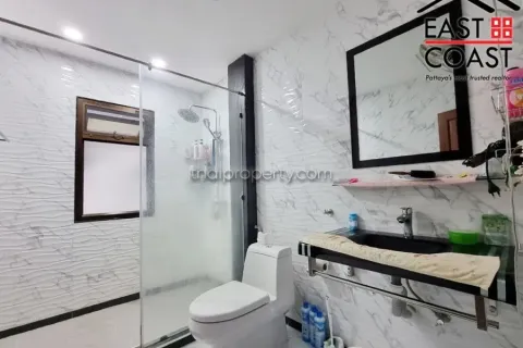 Casa de 4 dormitorios en Pattaya, Tailandia № 213687 - foto 13