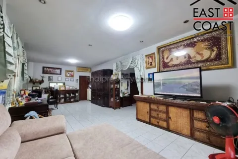 Casa de 4 dormitorios en Pattaya, Tailandia № 213687 - foto 2