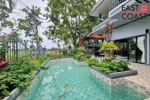 Casa de 4 dormitorios en Pattaya, Tailandia № 213689 - foto 4