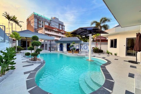 House in Pattaya, Thailand 6 bedrooms № 196111 - photo 4