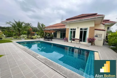 Casa de 3 dormitorios en Pattaya, Tailandia № 210976 - foto 2