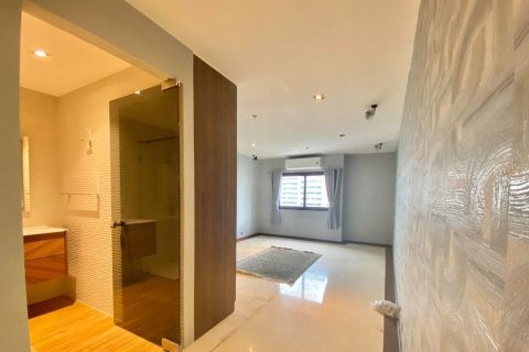 Condo in Watthana, Bangkok, Thailand, 3 bedrooms  № 160489 - photo 12