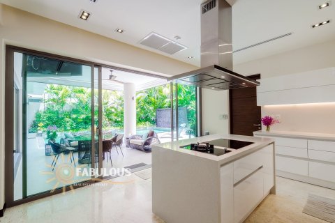 Villa in Bang Tao, Thailand 3 bedrooms № 179409 - photo 12