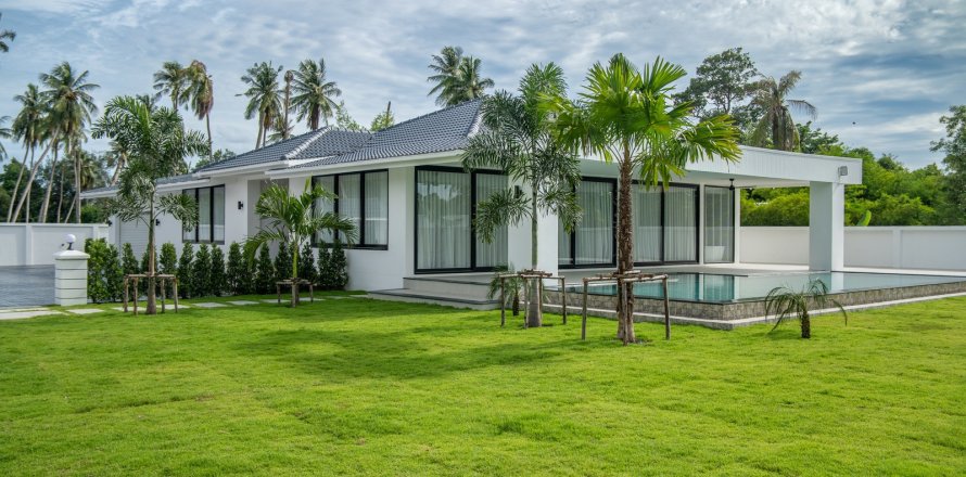 Villa in Pattaya, Thailand 5 bedrooms № 233170