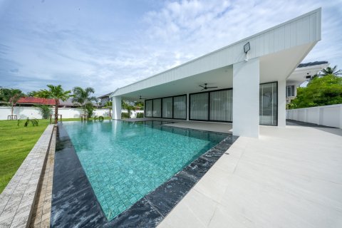 Villa in Pattaya, Thailand 5 bedrooms № 233170 - photo 5