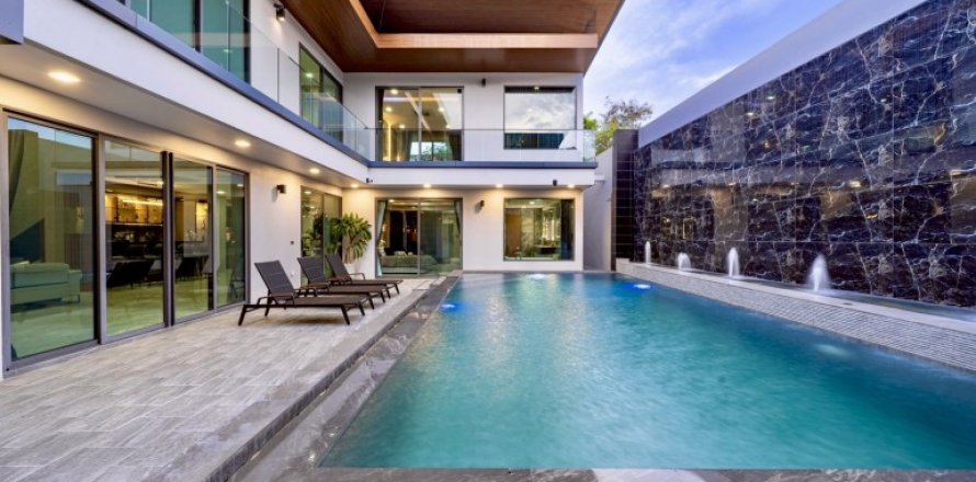 Maison à Pattaya, Thaïlande 6 chambres № 202077