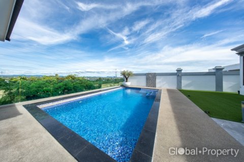 House in Pattaya, Thailand 4 bedrooms № 202076 - photo 16