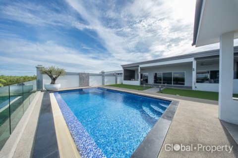 House in Pattaya, Thailand 4 bedrooms № 202076 - photo 20