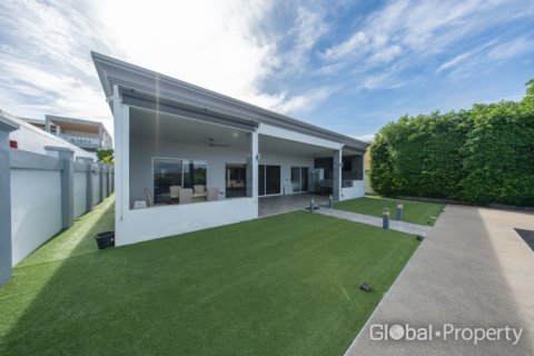 House in Pattaya, Thailand 4 bedrooms № 202076 - photo 11