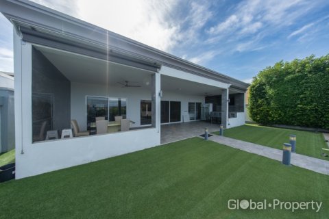 House in Pattaya, Thailand 4 bedrooms № 202076 - photo 12