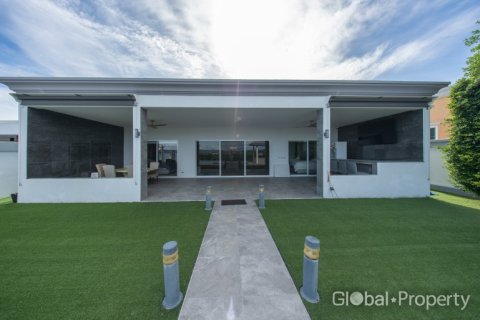 House in Pattaya, Thailand 4 bedrooms № 202076 - photo 9