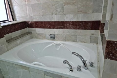 Condo in Khlong Toei, Bangkok, Thailand, 3 bedrooms  № 158425 - photo 10