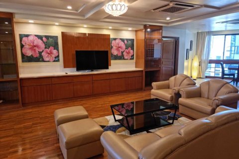 Condo in Khlong Toei, Bangkok, Thailand, 3 bedrooms  № 158425 - photo 3